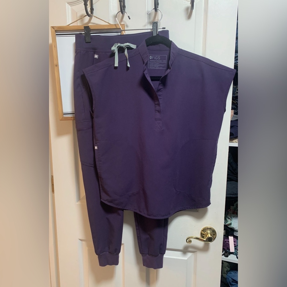 Figs Scrub set in Dark Shadow. Raphael top XXS and Zamora joggers XS EUC